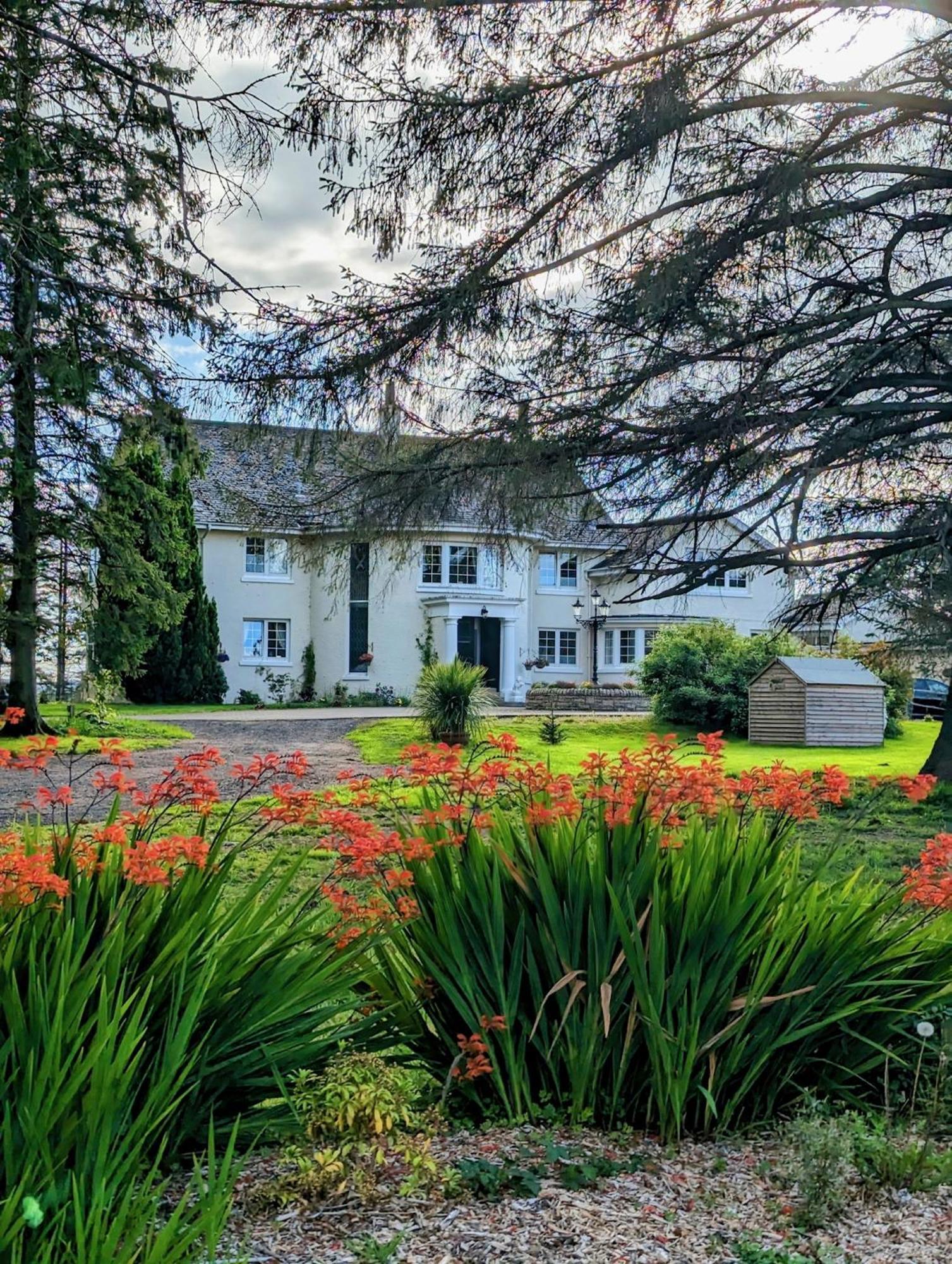 Finn Village - Loch Lomond Villa B&B - Black Room With Jacuzzi-Style Bath Glasgow Exterior photo
